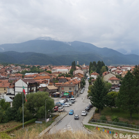 Blick von einem Hügel über das Dorf Dobrinishte.